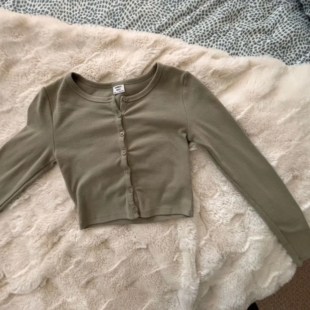 Aritzia Sunday Best top - Picture 2 of 3